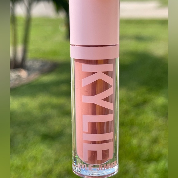 KYLIE COSMETICS High Gloss In 802 Candy K (Warm Pink Nude) - Picture 4 of 9